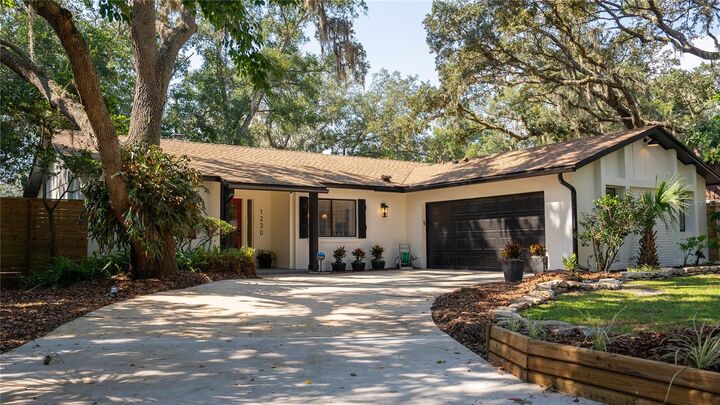 Property Photo: 1230 Hollyridge Trail FL 32751