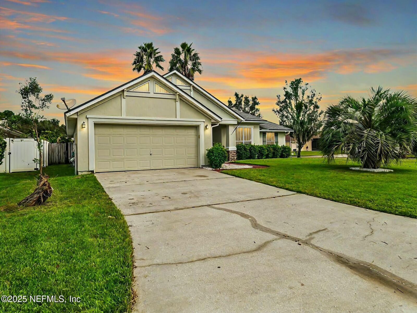Property Photo: 625 Summer Breeze Drive N FL 32218