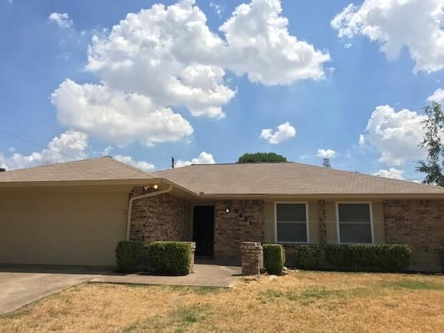 Property Photo: 6421 Canyon Circle TX 76133
