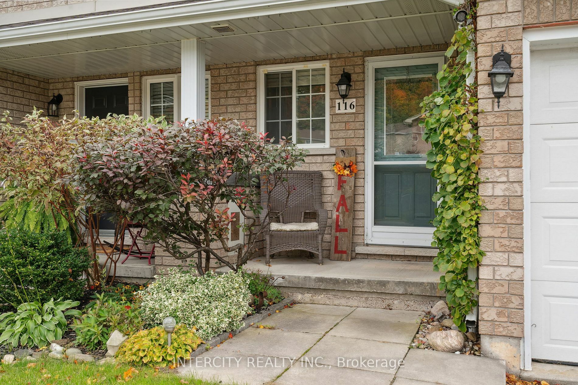 Property Photo:  116 Southwinds Cres E  ON L4R 0A4 