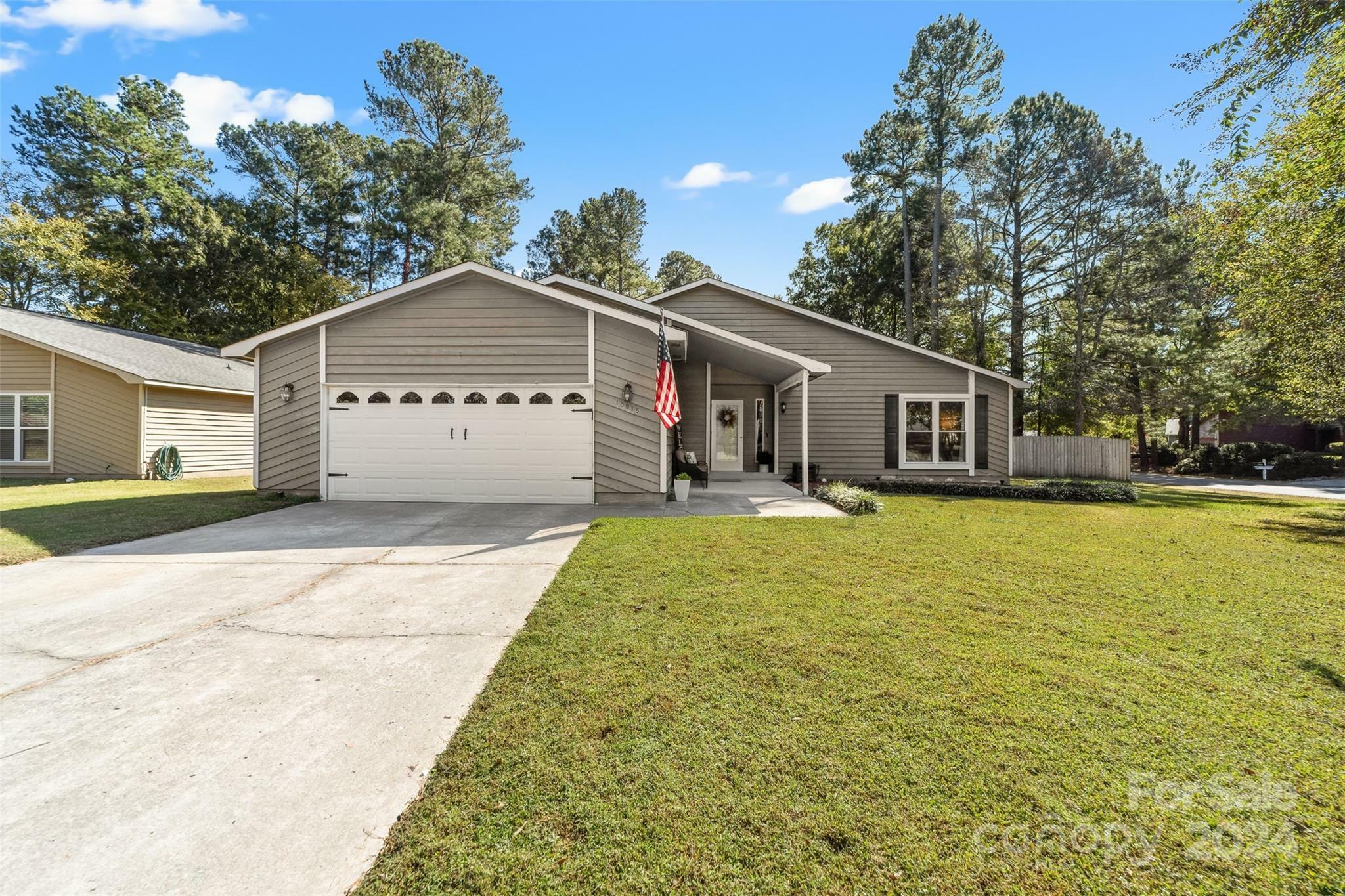 Property Photo:  10915 Coachman Circle  NC 28277 