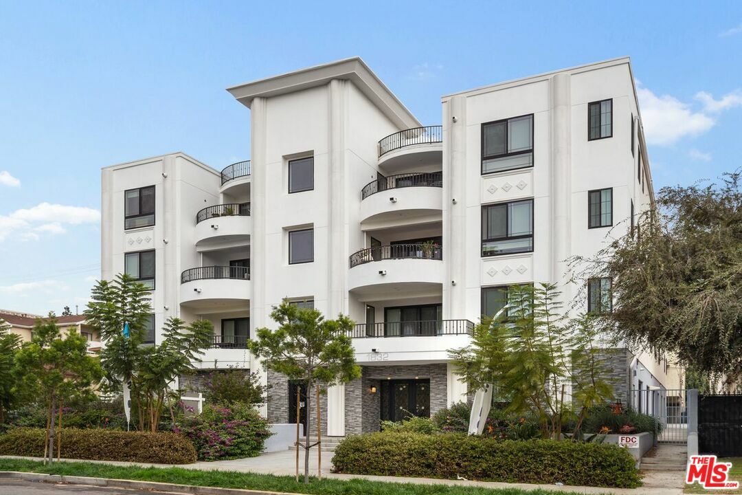 Property Photo: 1832 S Barrington Ave 203 CA 90025