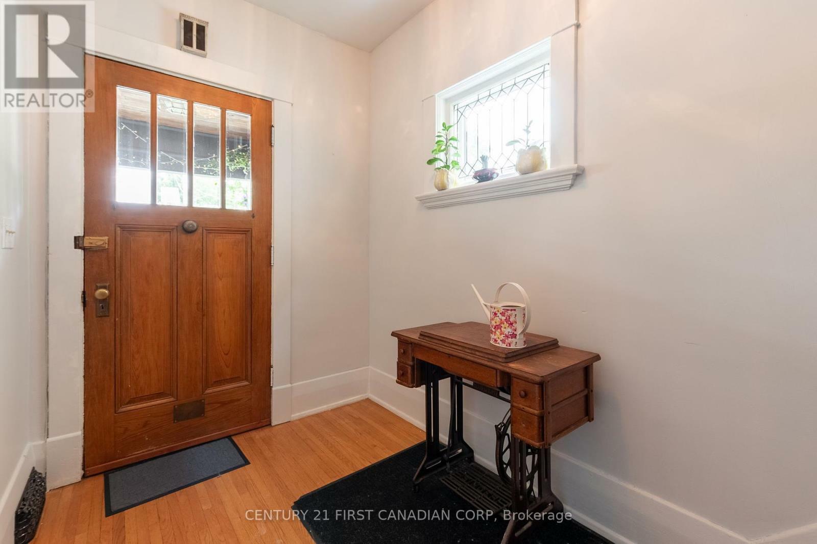 Property Photo:  85 Elmwood Avenue East  ON N6C 1J4 