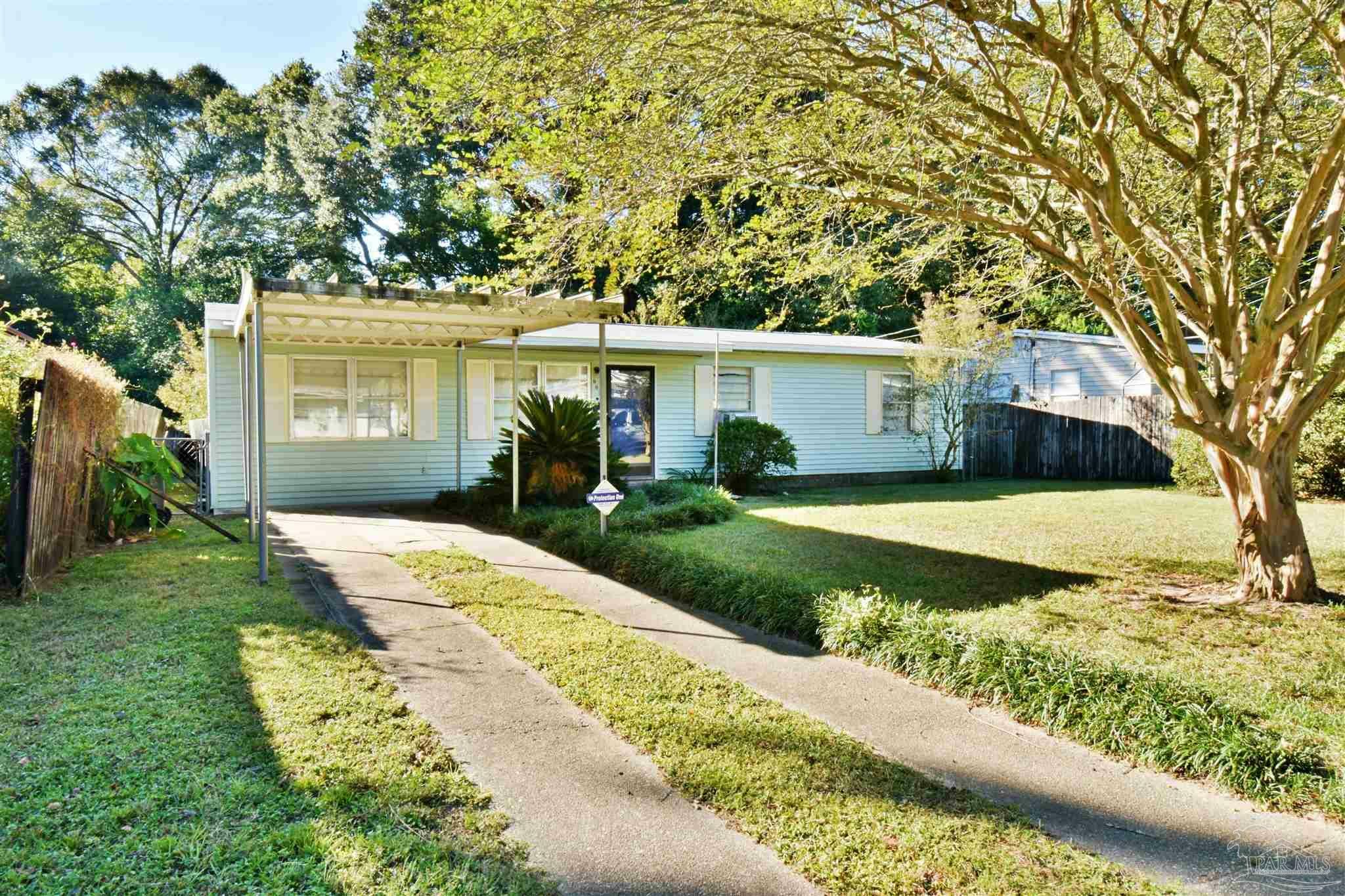 Property Photo:  905 Lucerne Ave  FL 32505 