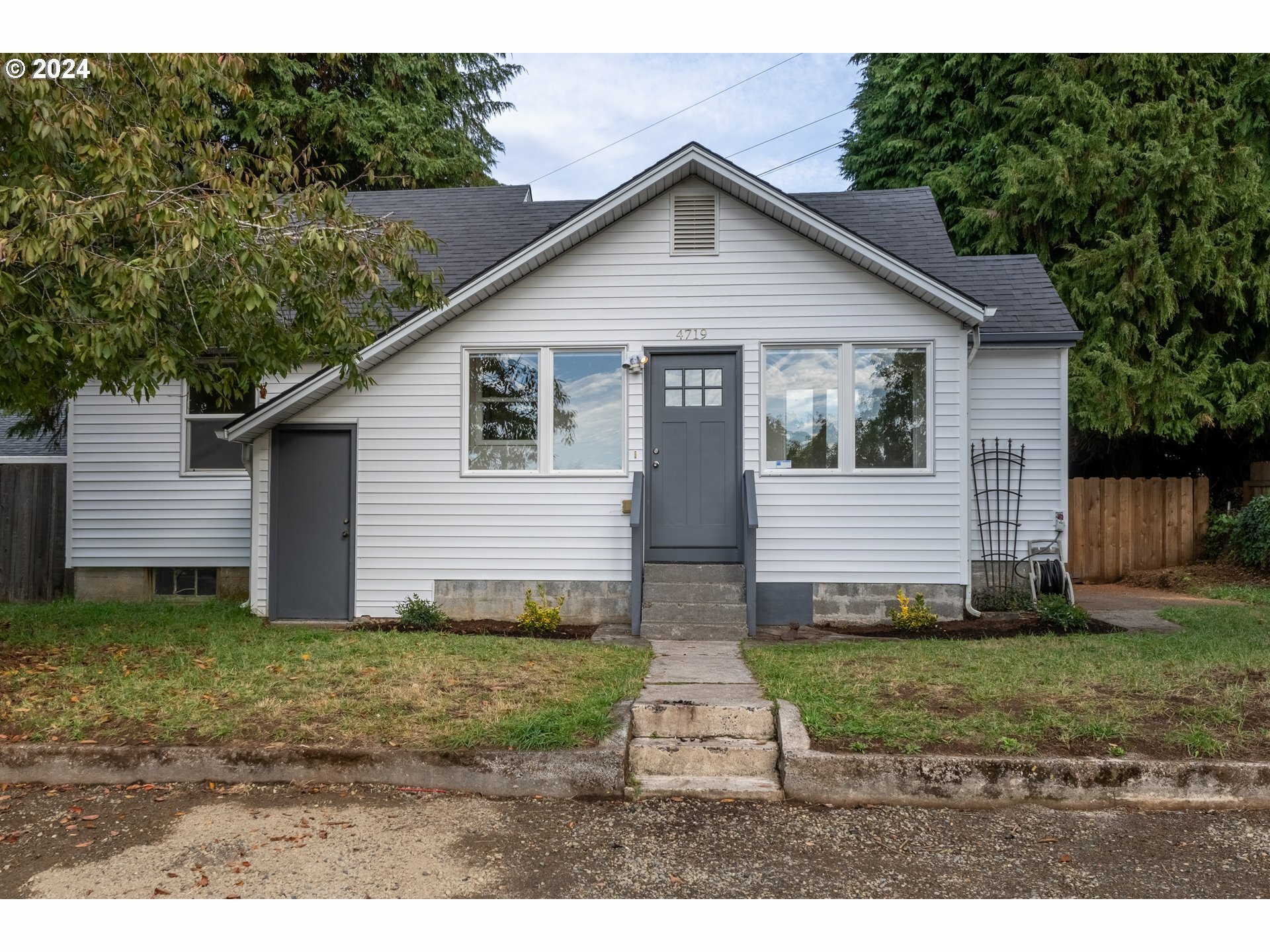 Property Photo:  4719 NE 18th Ct  WA 98663 