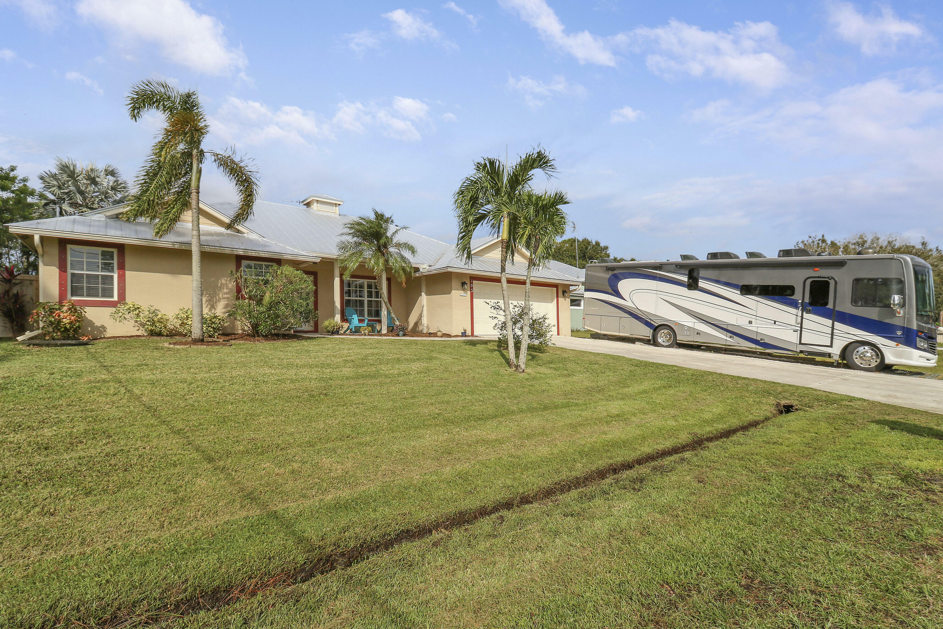 Property Photo:  105 SE Crosspoint Drive  FL 34983 