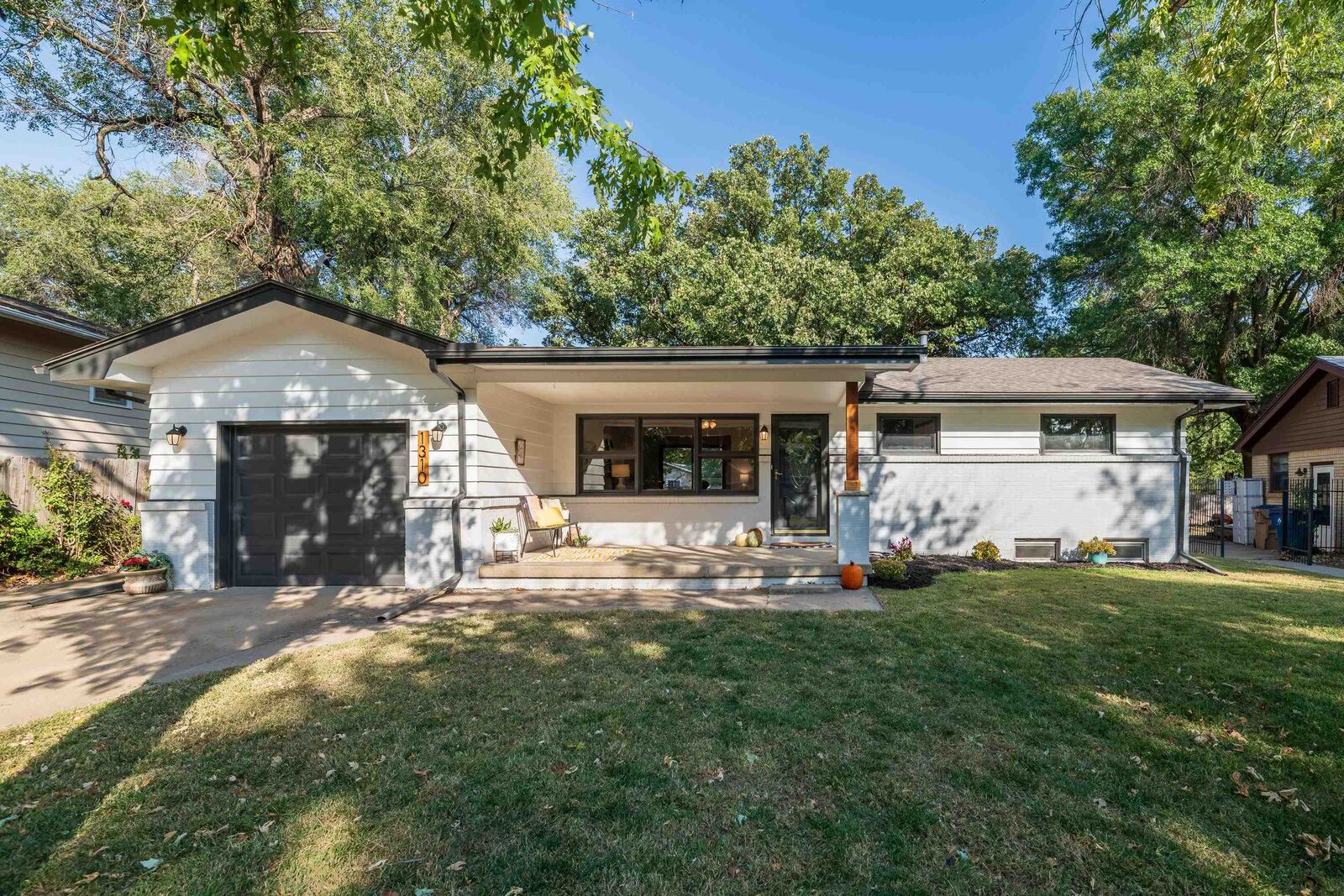 Property Photo:  1310 N Lakeview Dr  KS 67037 