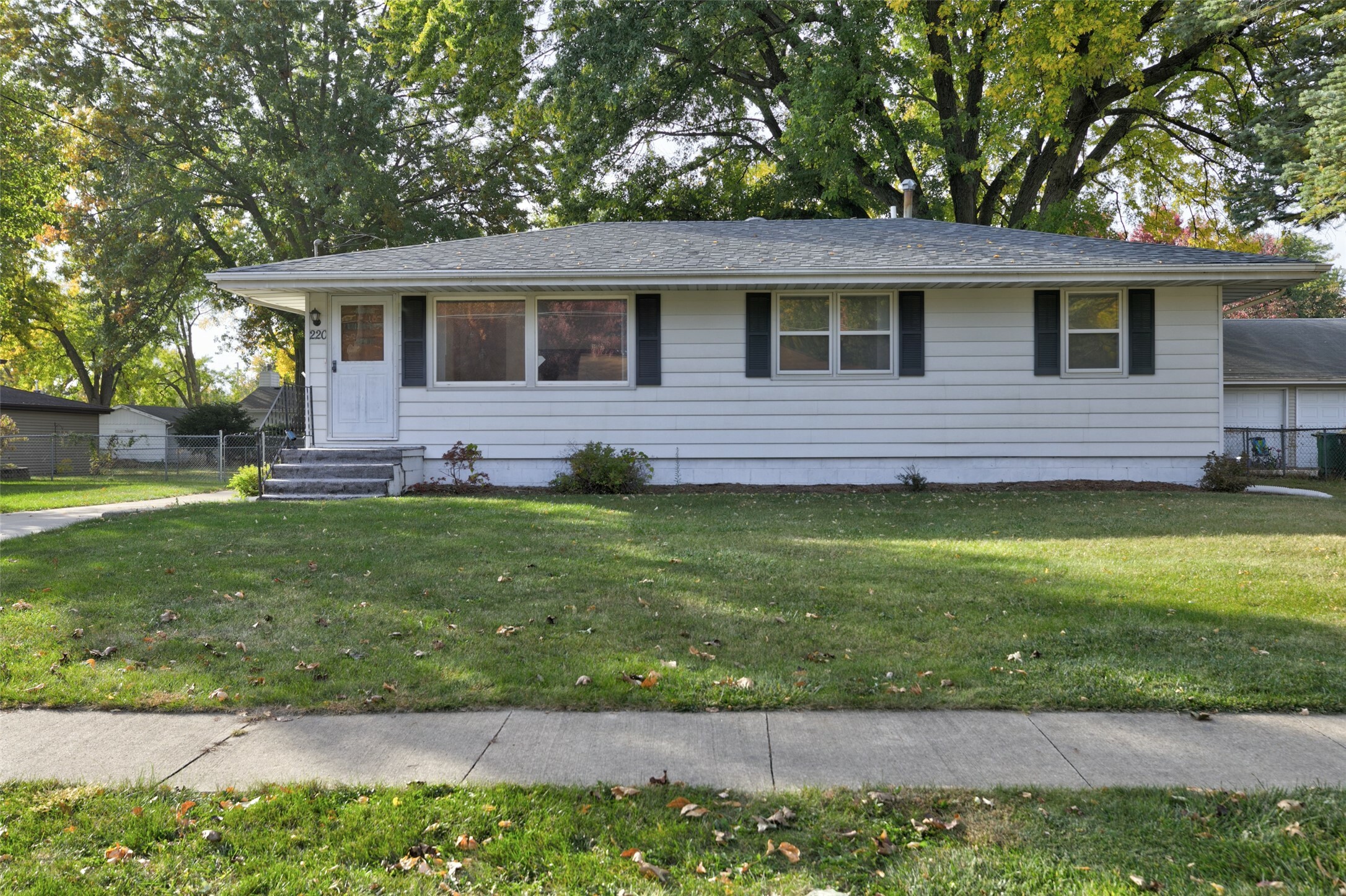 Property Photo:  220 Bel Aire Drive  IA 50263 