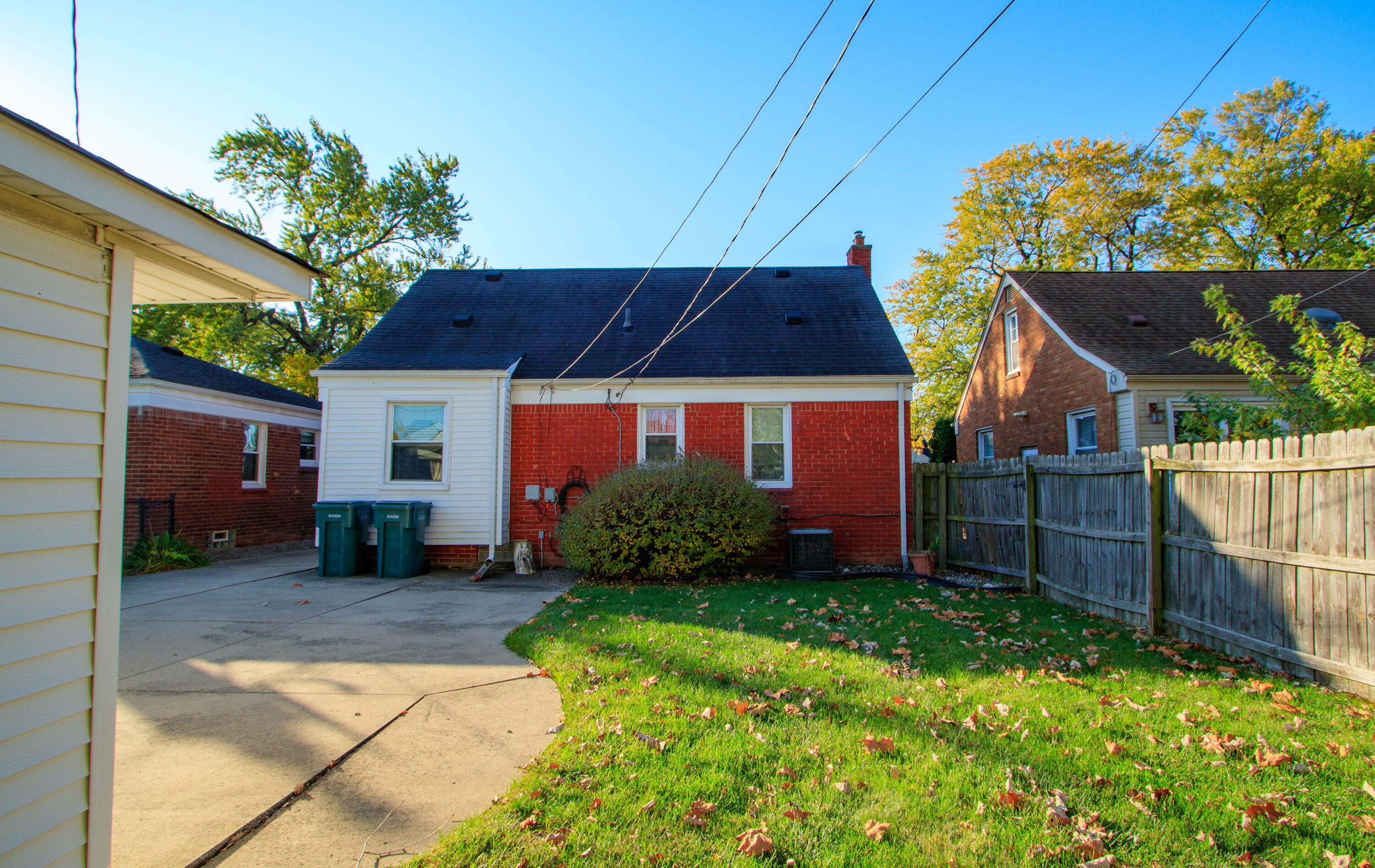 Property Photo:  1842 Riverbank  MI 48146 