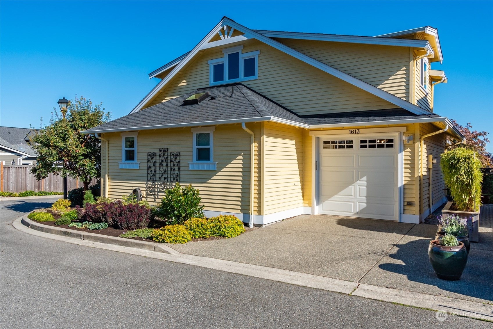 Property Photo:  1613 26th Circle  WA 98221 