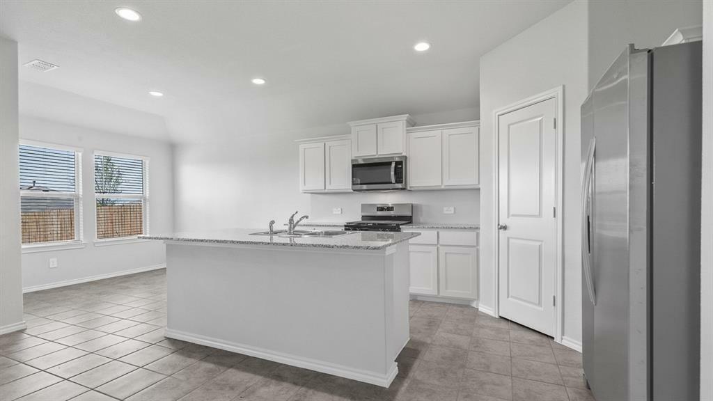 Property Photo:  301 Wildrose Circle  TX 76033 