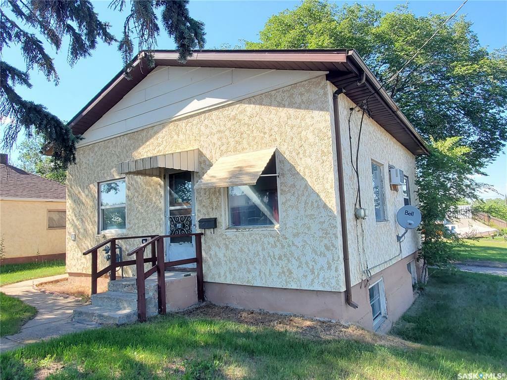 Property Photo:  937 North Railway Street E  SK S9H 1E4 