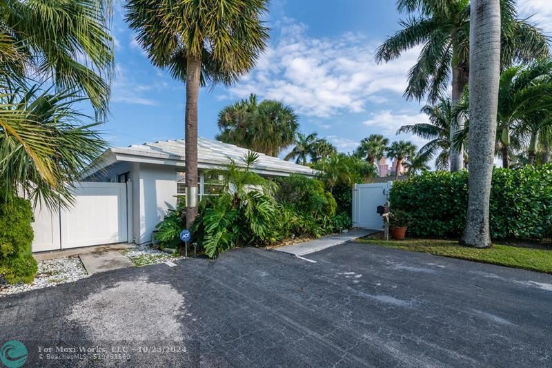 Property Photo: 2618 NE 32nd Avenue FL 33308