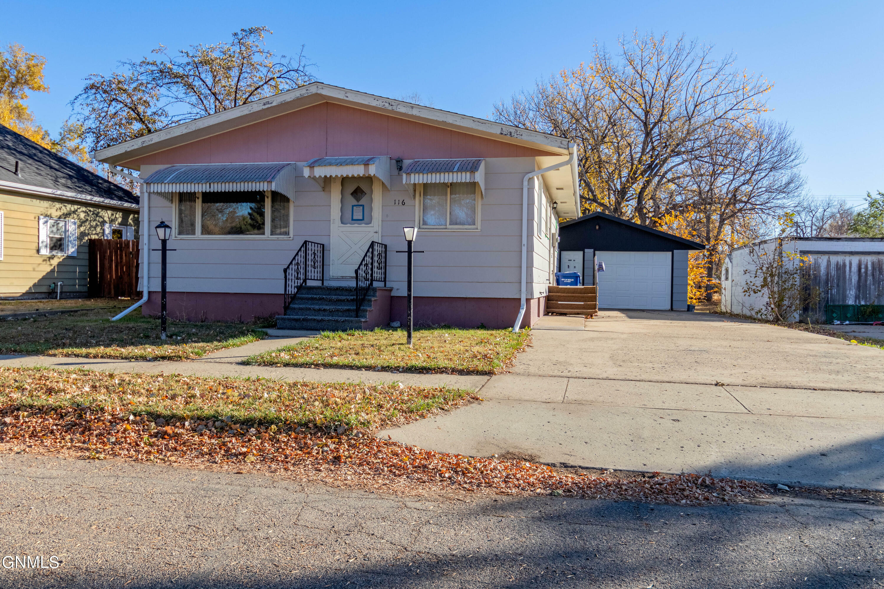 Property Photo:  116 1st Avenue NE  ND 58523 