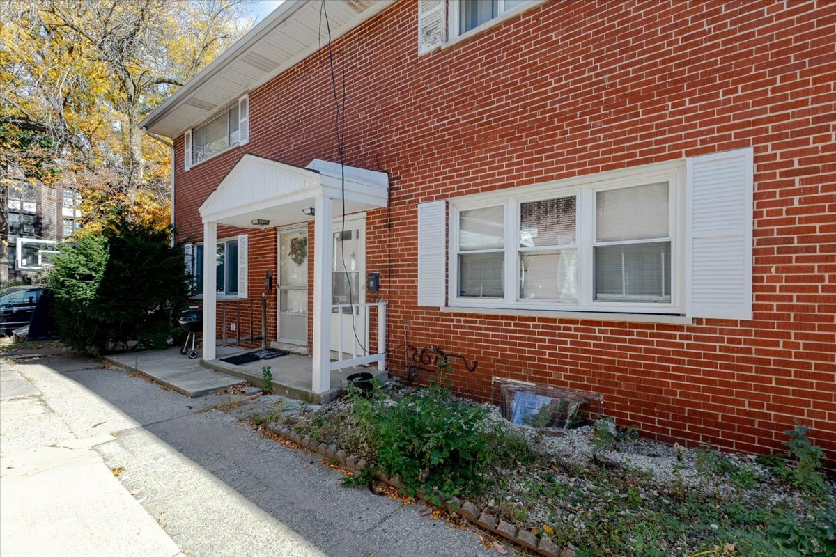 Property Photo:  1723 W Thome Avenue  IL 60660 