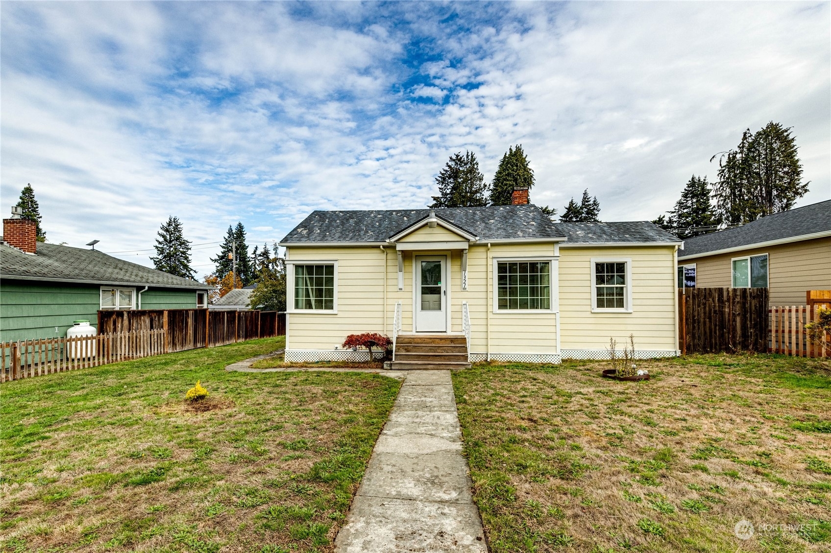 Property Photo:  1321 E 3rd Street  WA 98362 