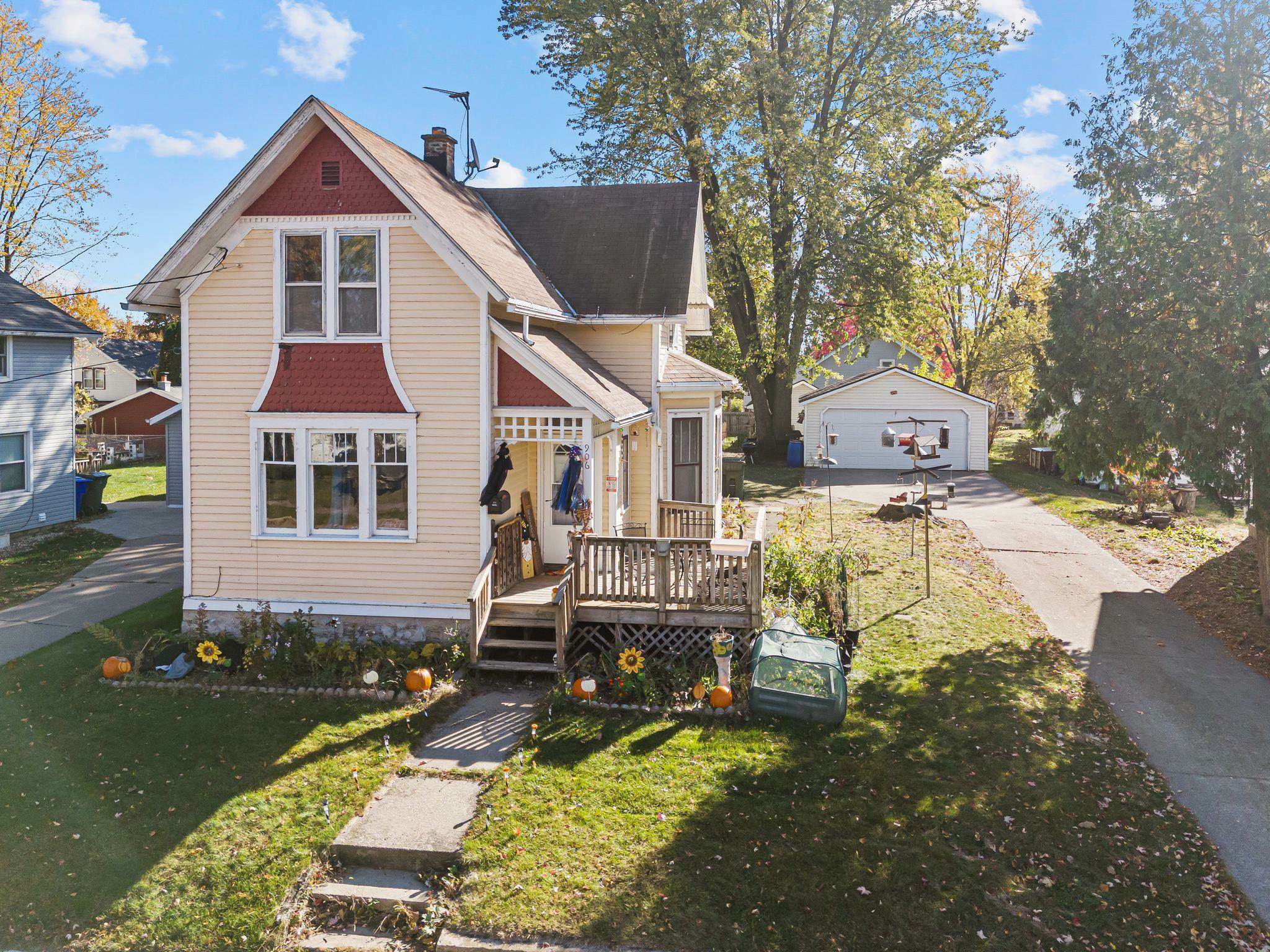 Property Photo:  906 Desnoyer Street  WI 54130 