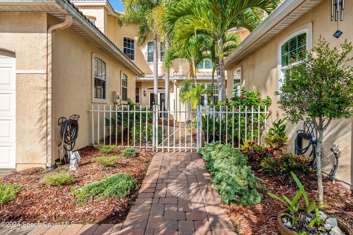 Property Photo:  505 Island Court  FL 32937 