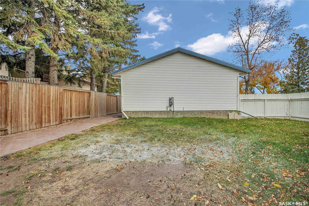 Property Photo:  401 St Laurent Crescent  SK S7L 4X3 