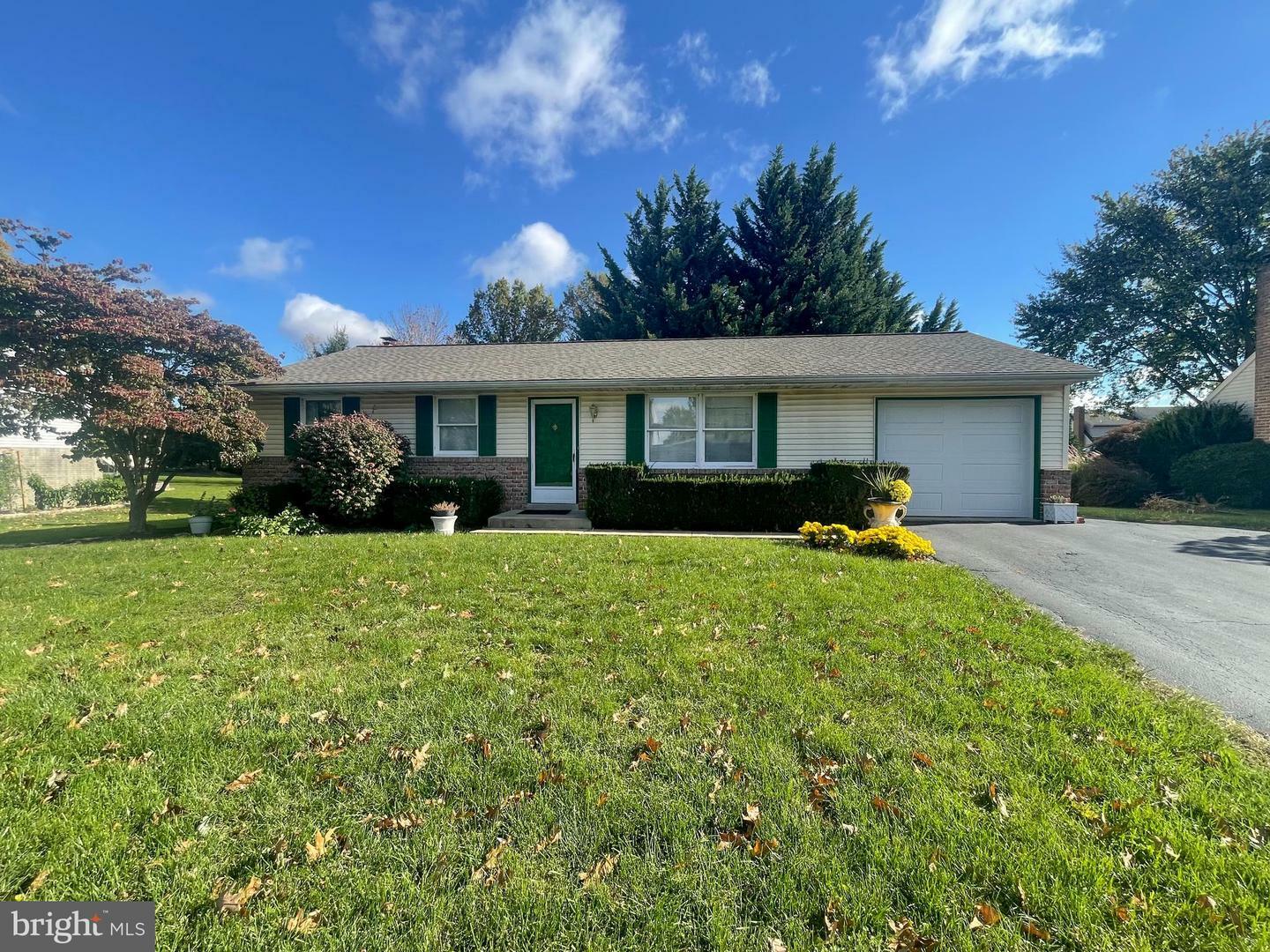 Property Photo:  821 Lakeview Drive  PA 17601 