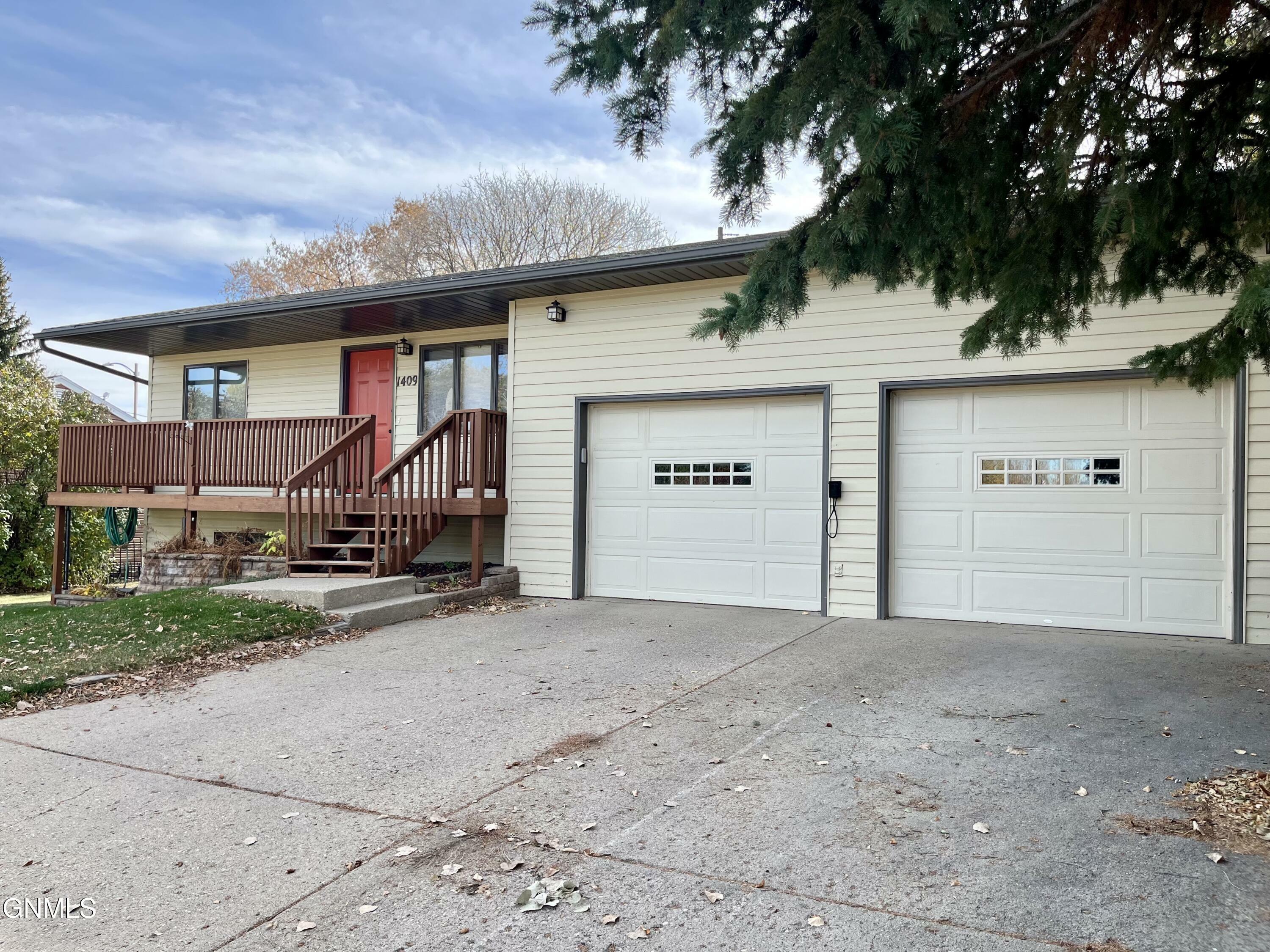 Property Photo:  1409 15th Street SE  ND 58554 