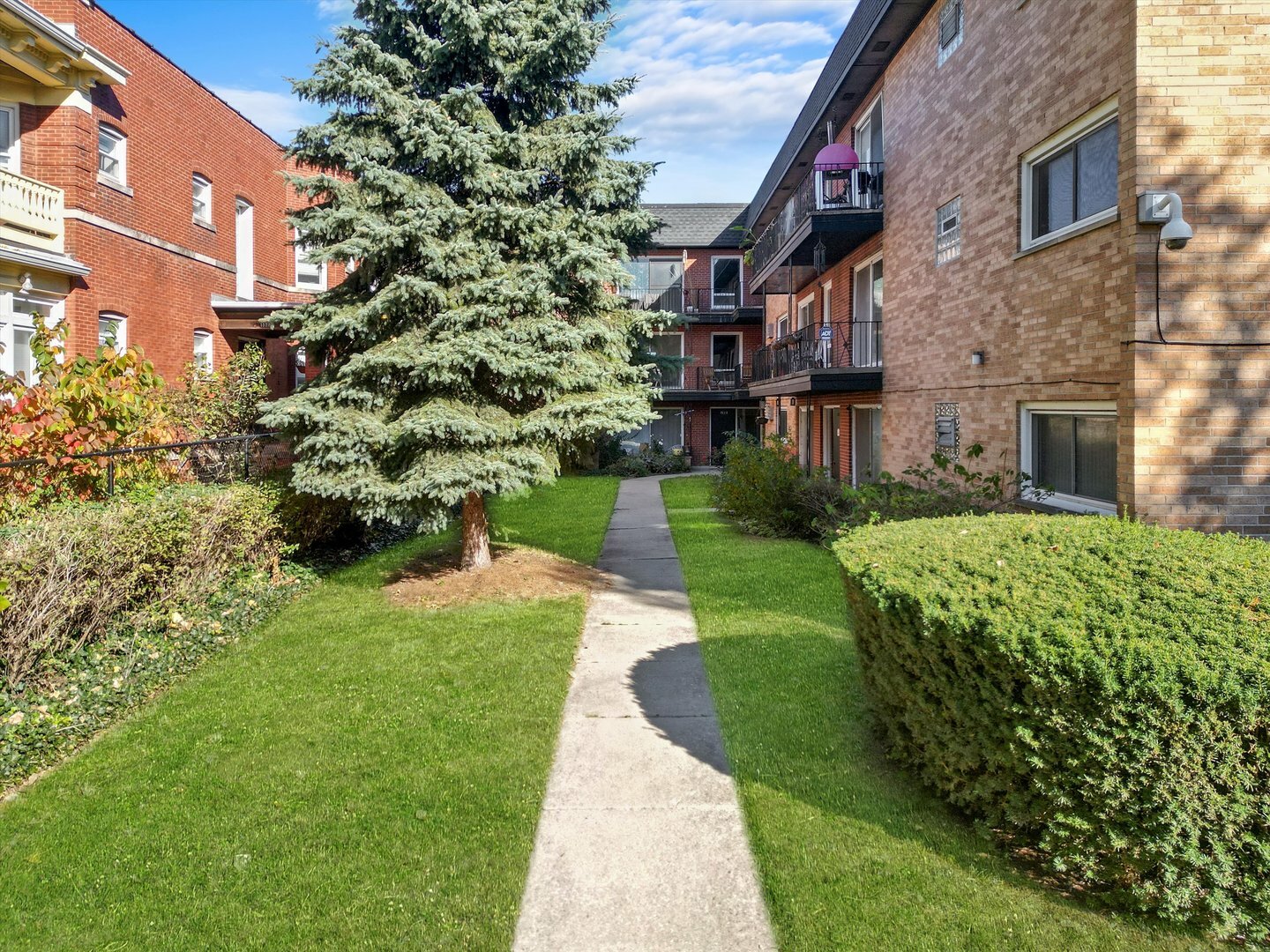 Property Photo: 1522 W Farwell Avenue 2S IL 60626