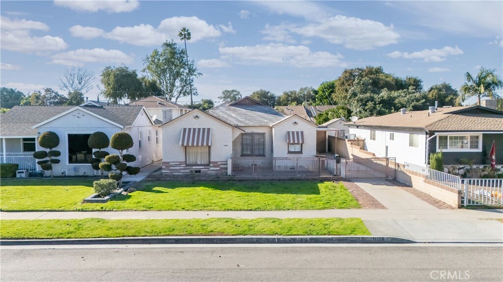 Property Photo:  11159 Linden Street  CA 90262 