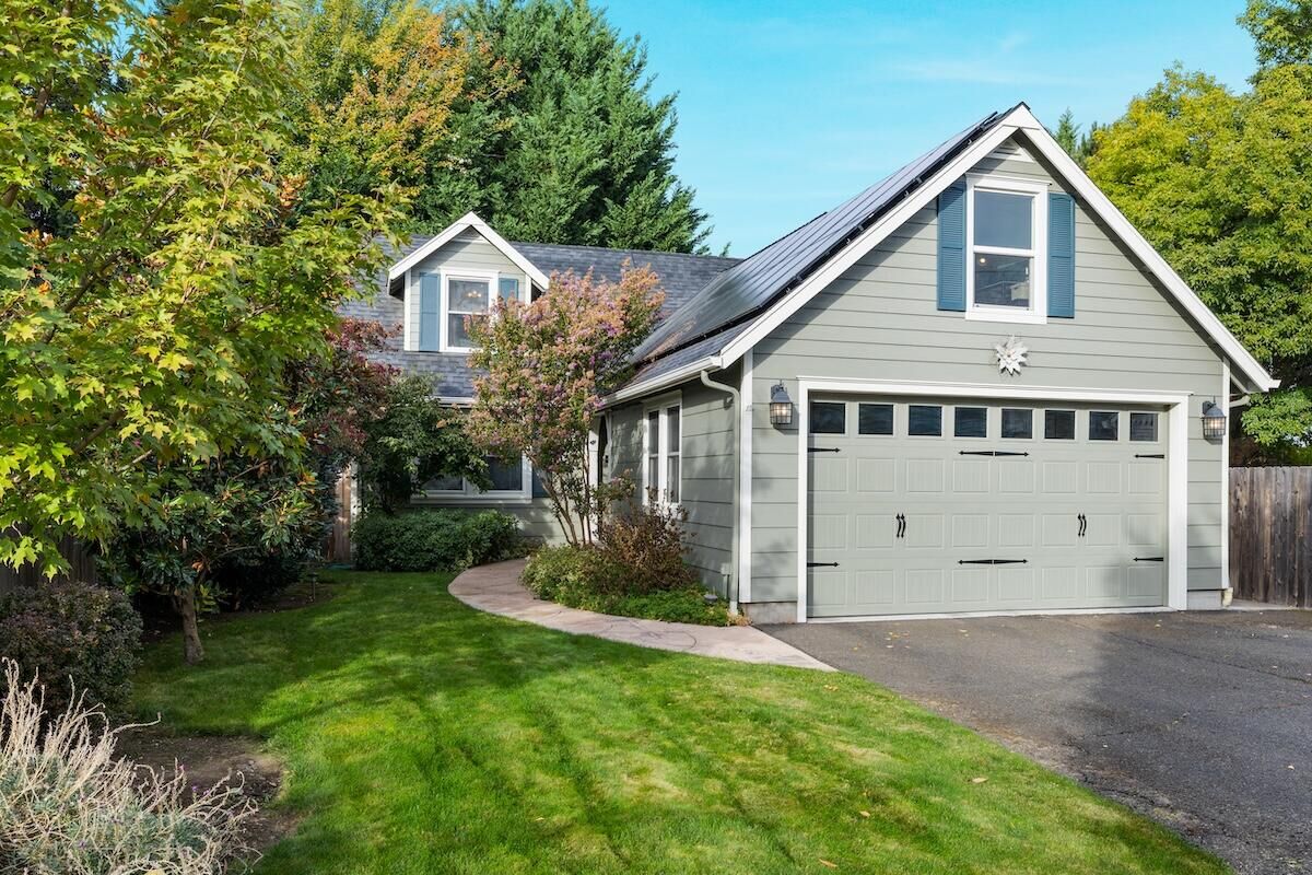 Property Photo: 1420 S Columbus Avenue OR 97501