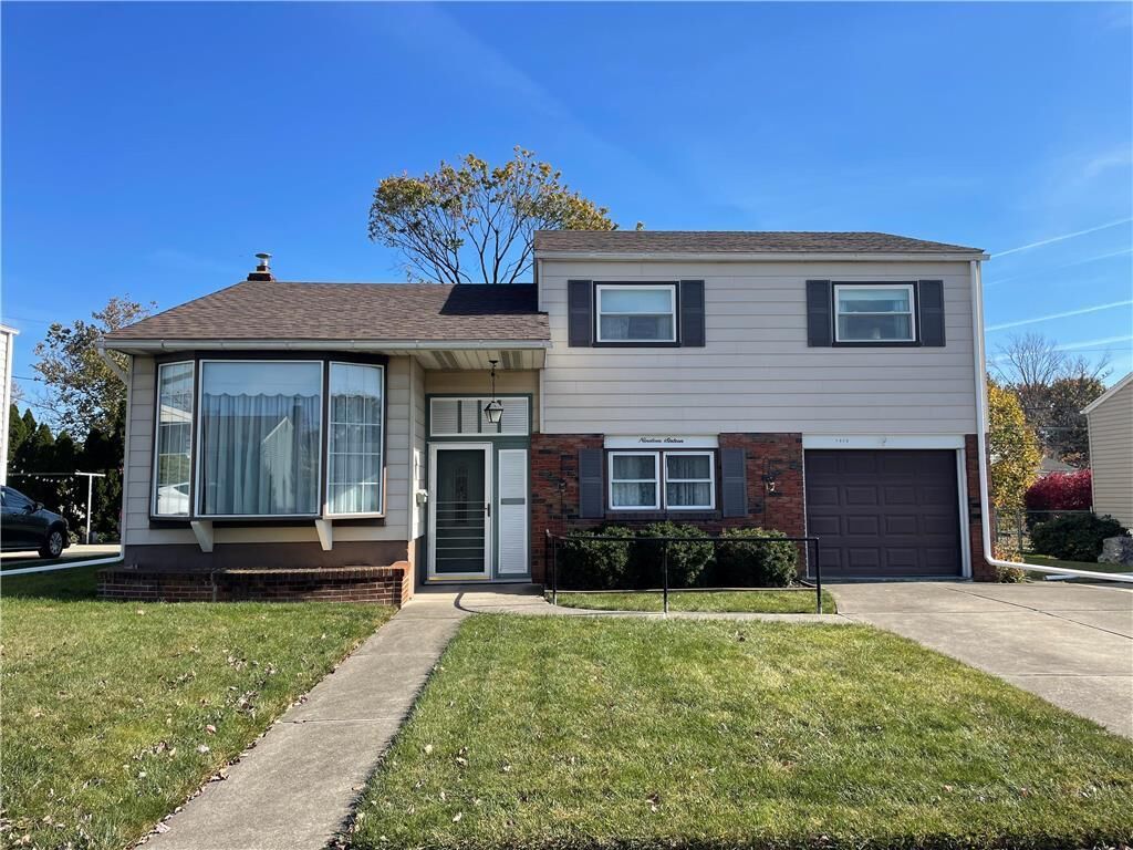 Property Photo: 1916 Woodmont Drive PA 18018