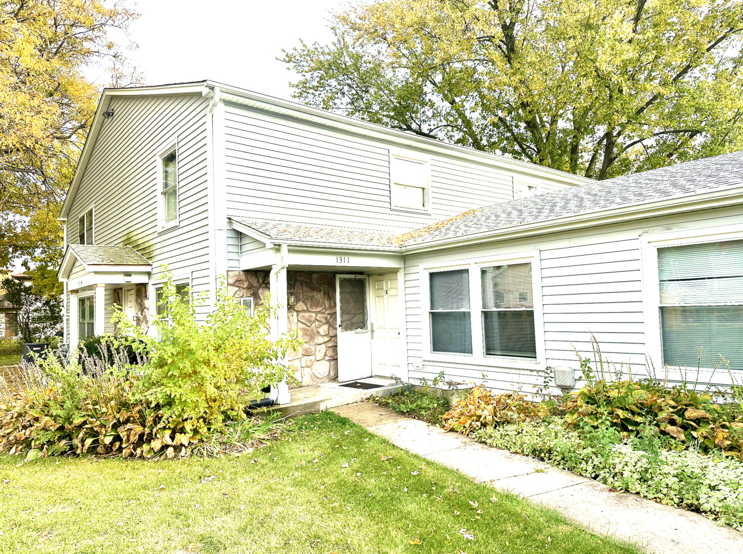 Property Photo:  1311 N Glen Circle  IL 60506 