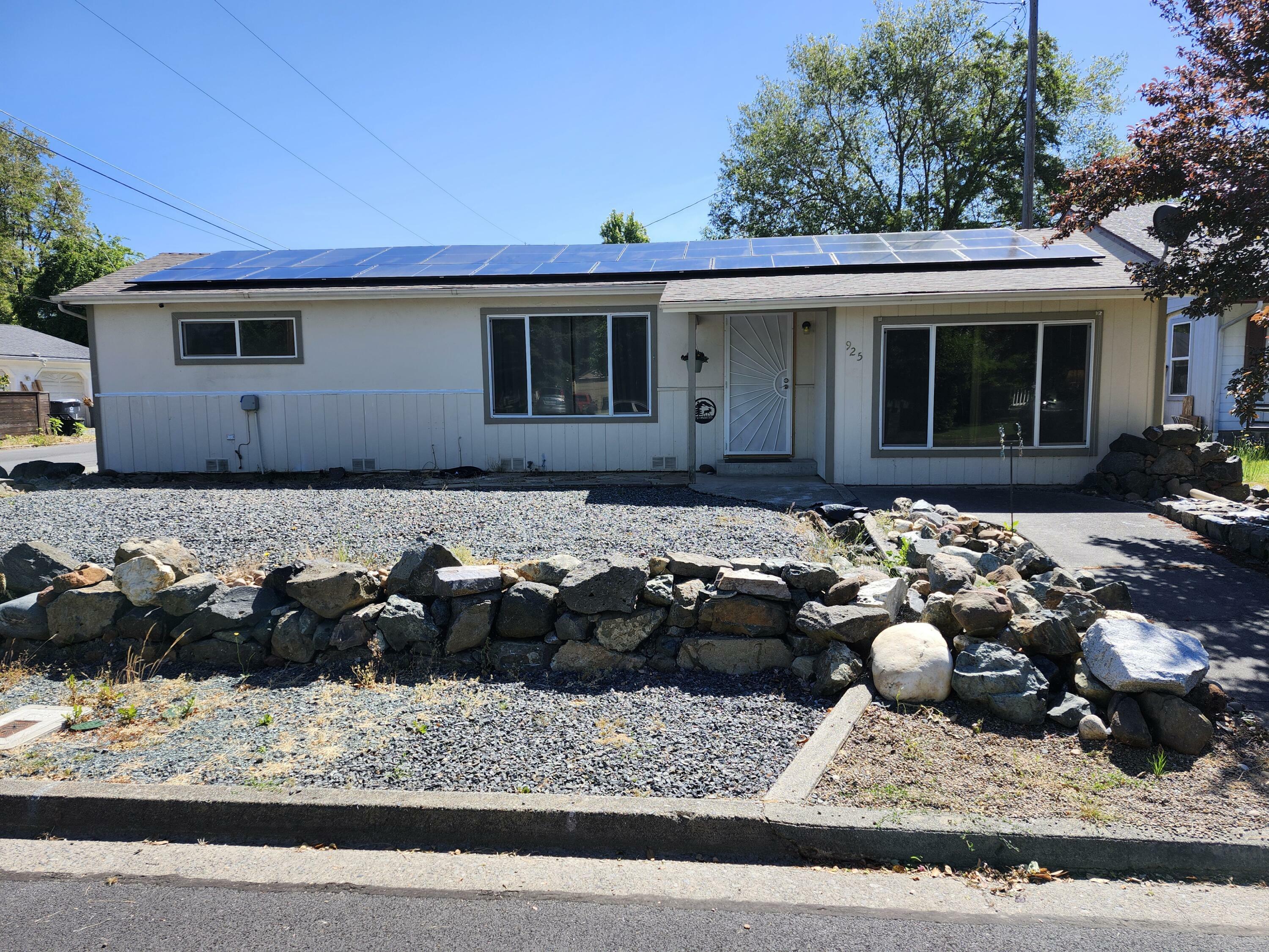 Property Photo: 925 SW Laurel Street OR 97526