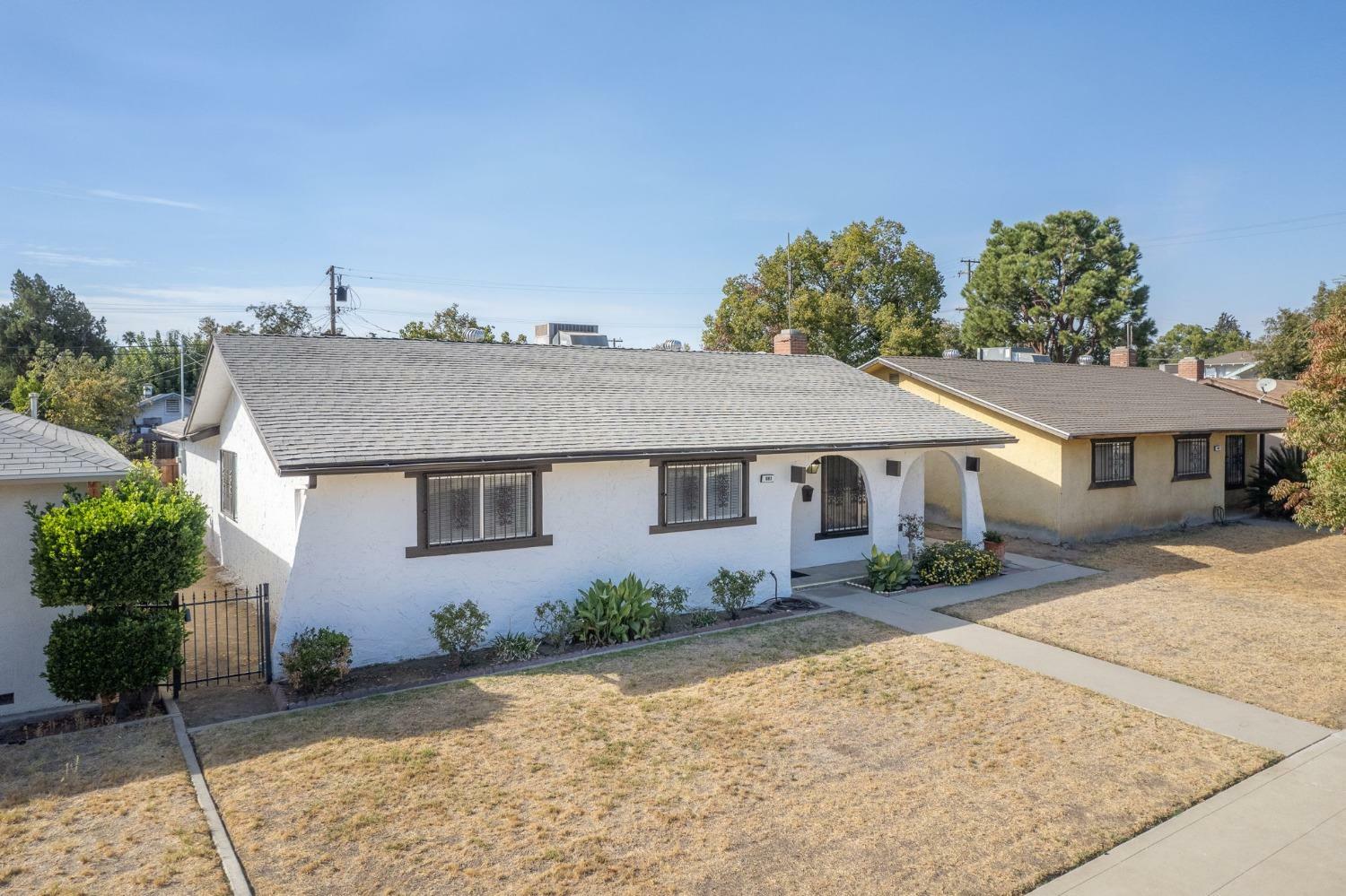 Property Photo:  981 N Thorne Avenue  CA 93728 