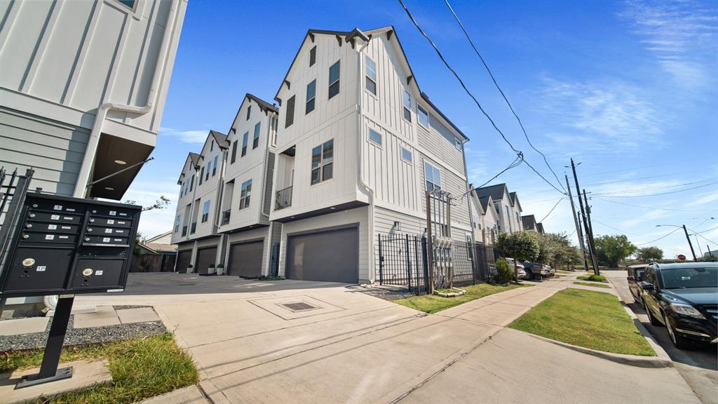 Property Photo: 1516 Chestnut Street TX 77009