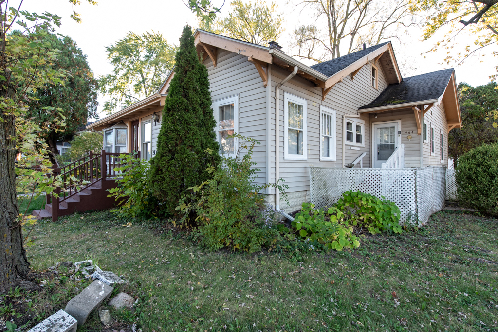 Property Photo:  964 N Lewis Avenue  IL 60085 