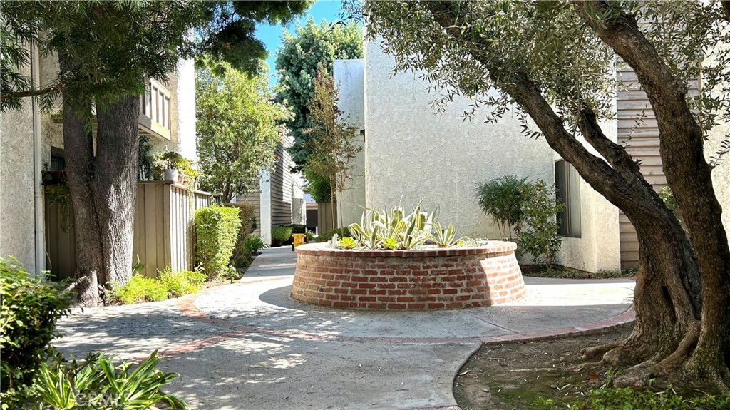 Property Photo:  15511 Sherman Way 11  CA 91406 