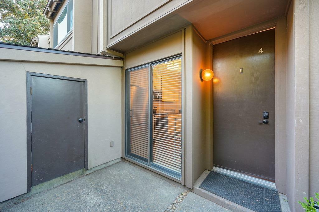 Property Photo:  898 Woodside Lane 4  CA 95825 