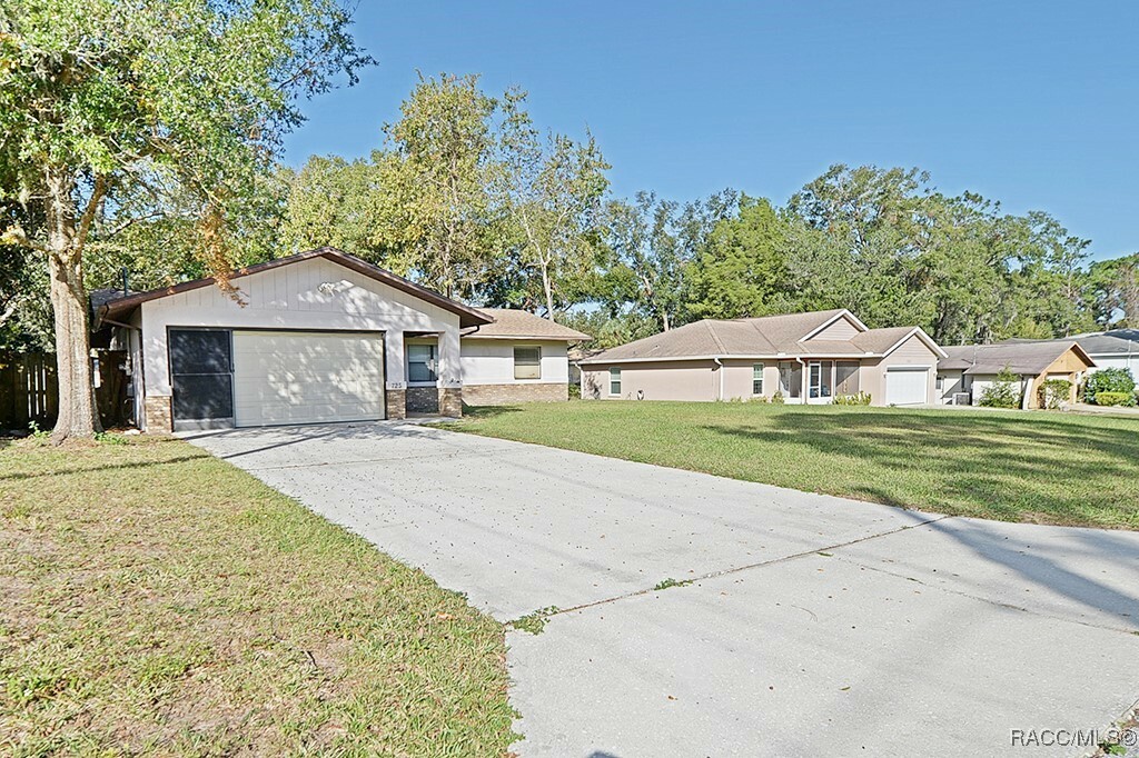 Property Photo:  725 Magnolia Avenue  FL 34452 