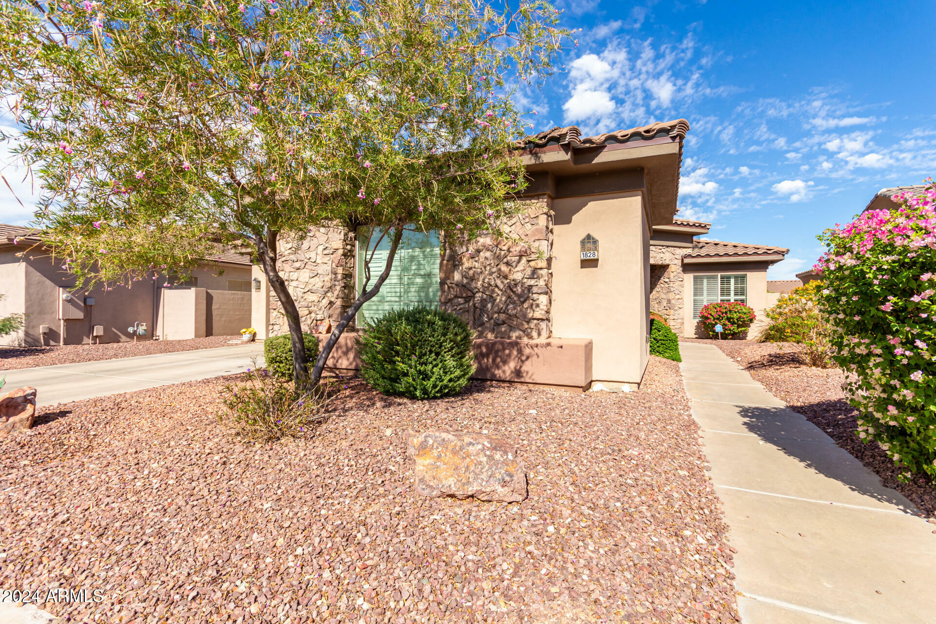 Property Photo:  1828 E Desert Lane  AZ 85042 