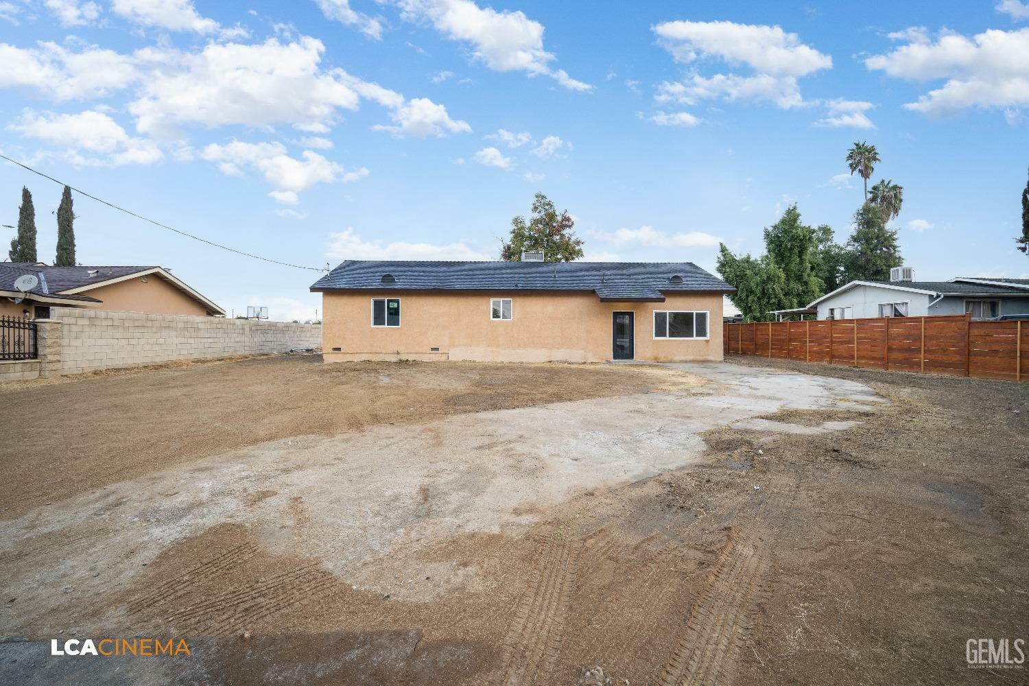 Property Photo:  2808 Potomac Avenue  CA 93307 