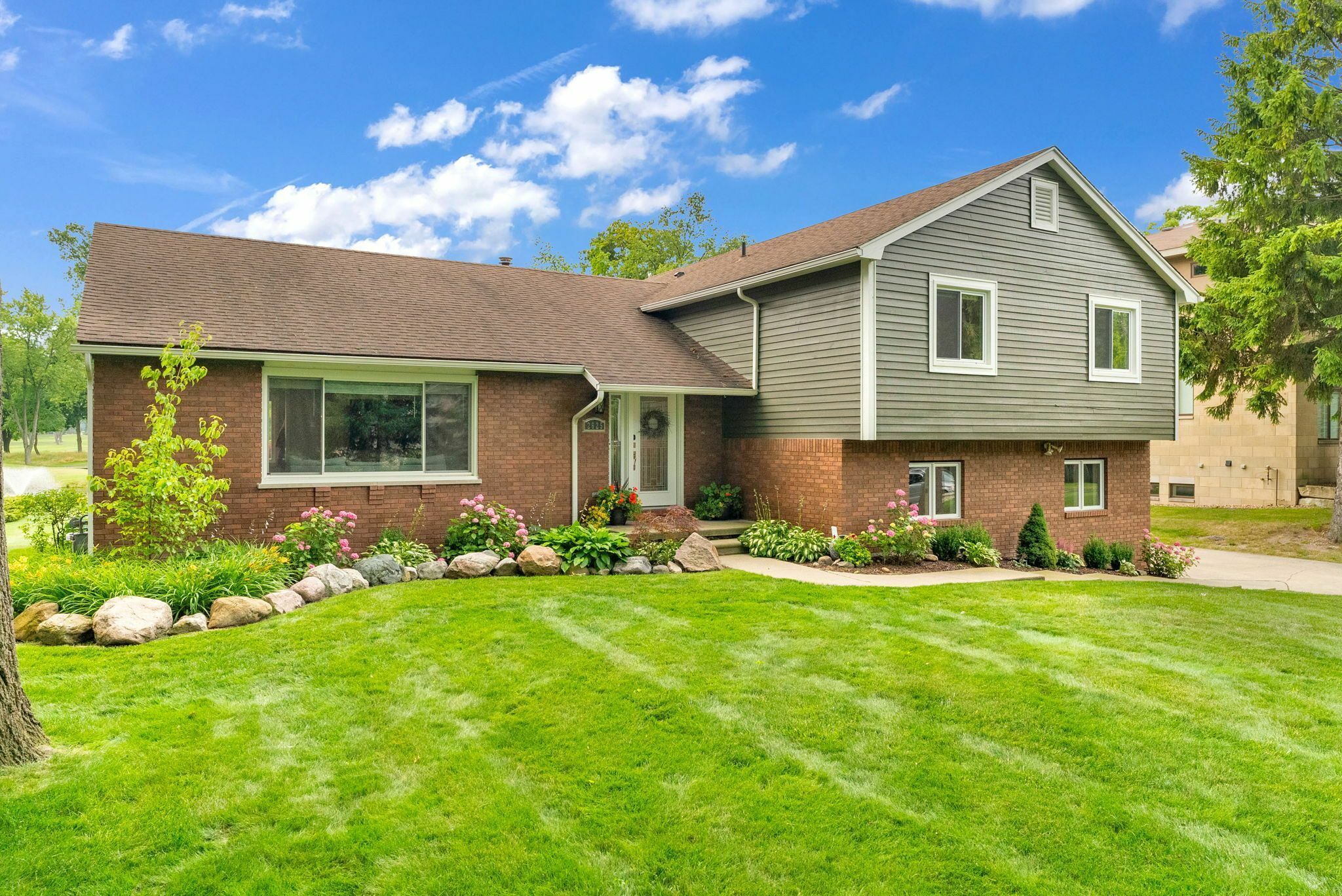 Property Photo:  2625 Fairway Lane  MI 48059 3914 