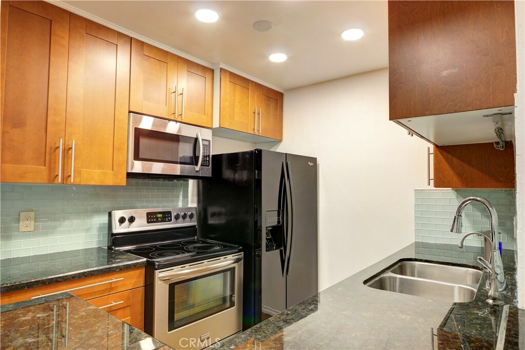 Property Photo:  7740 Redlands Street M2076  CA 90293 