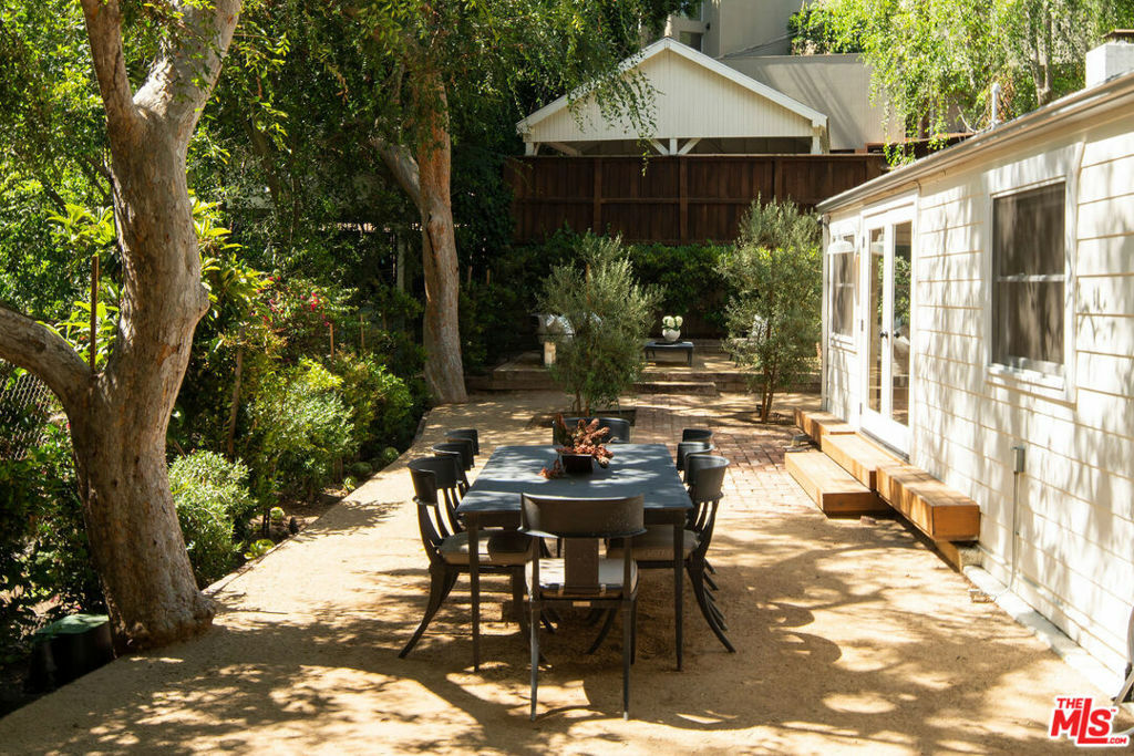 Property Photo:  6977 Sunnydell Trail  CA 90068 