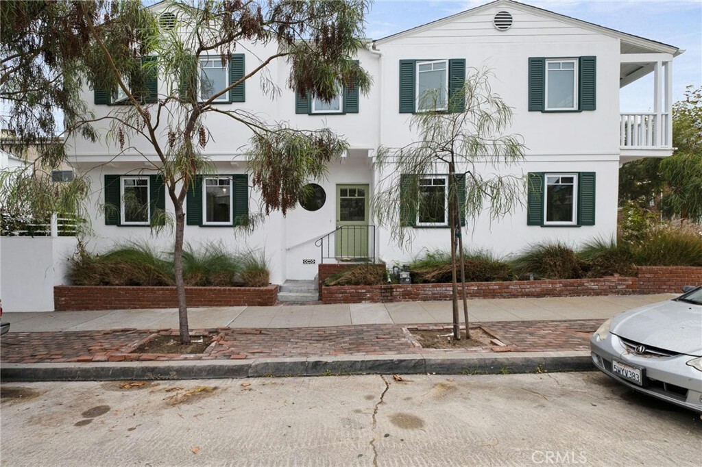 Property Photo:  120 Morningside Drive  CA 90266 