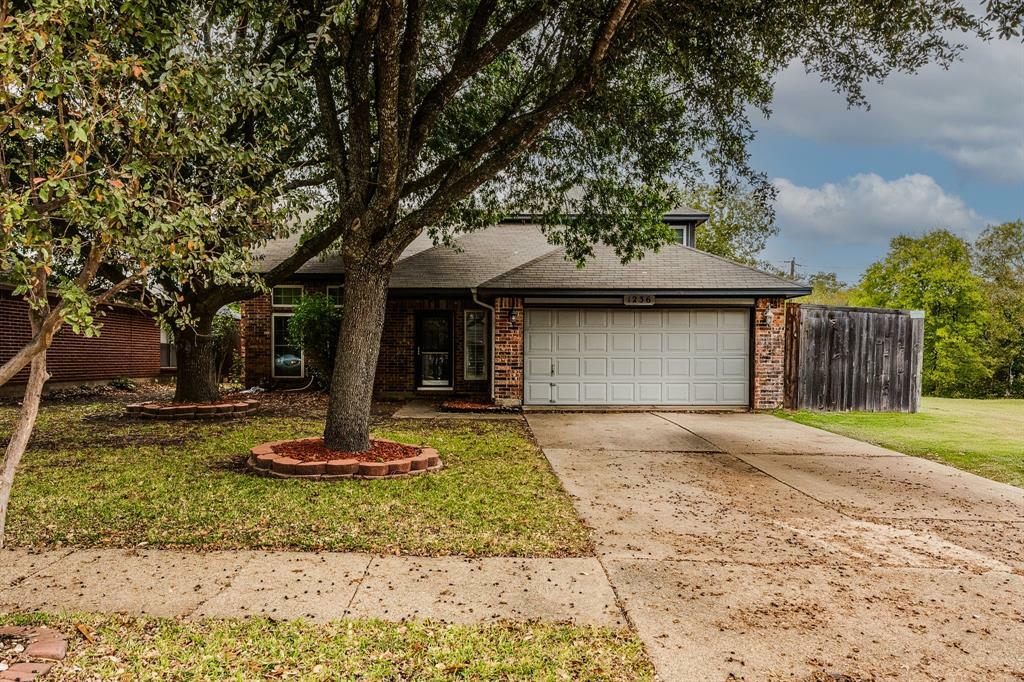 Property Photo: 1236 Harvell Drive TX 75104