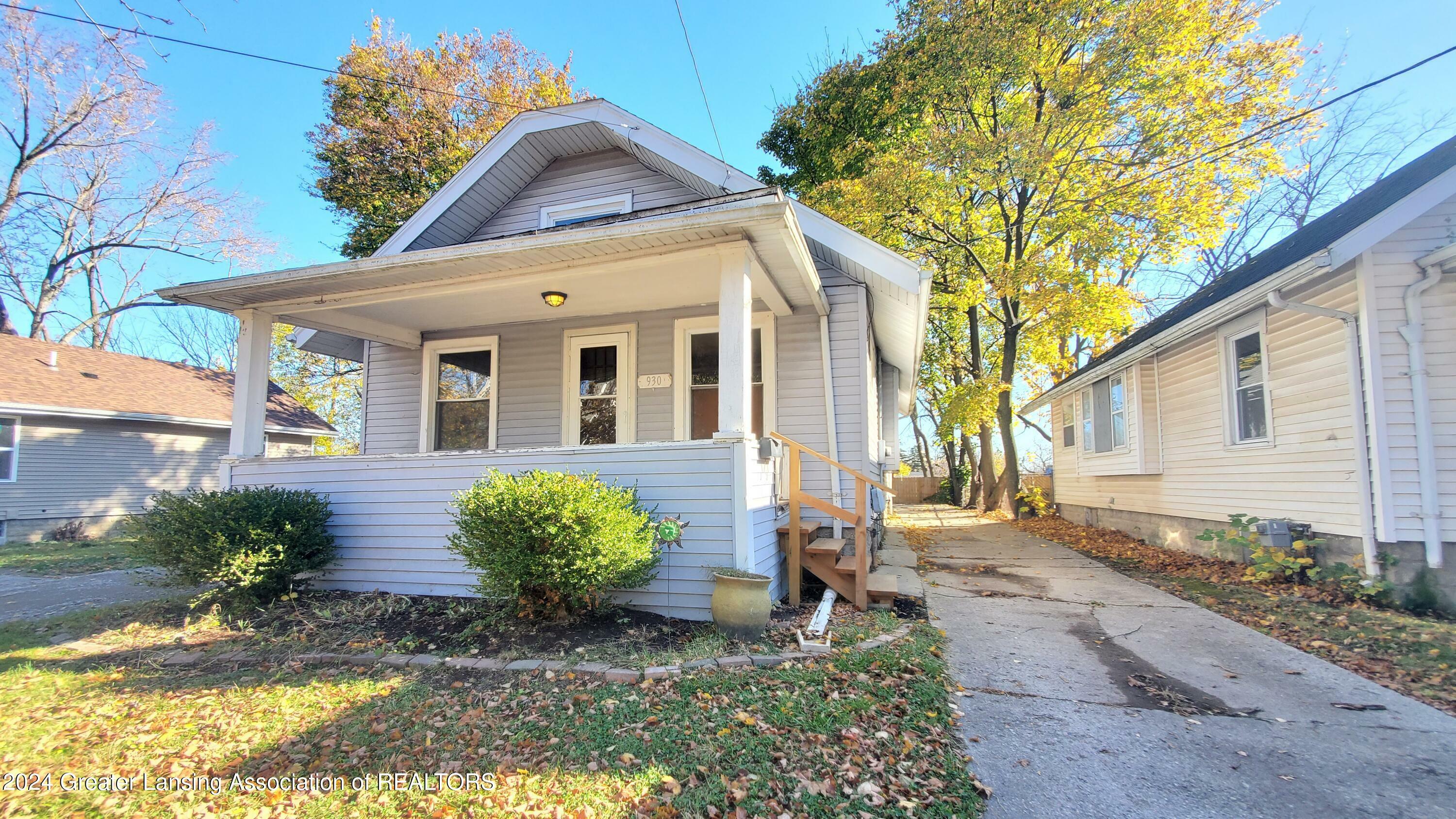 Property Photo:  930 Mahlon Street  MI 48906 