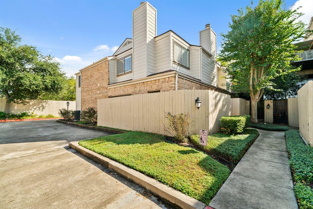 Property Photo:  1829 Augusta Drive 33  TX 77057 