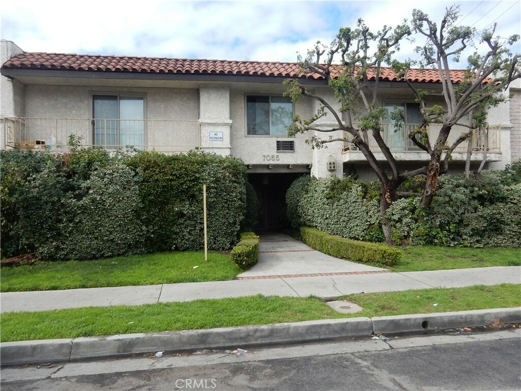 7055 Etiwanda Avenue 208  Reseda CA 91335 photo