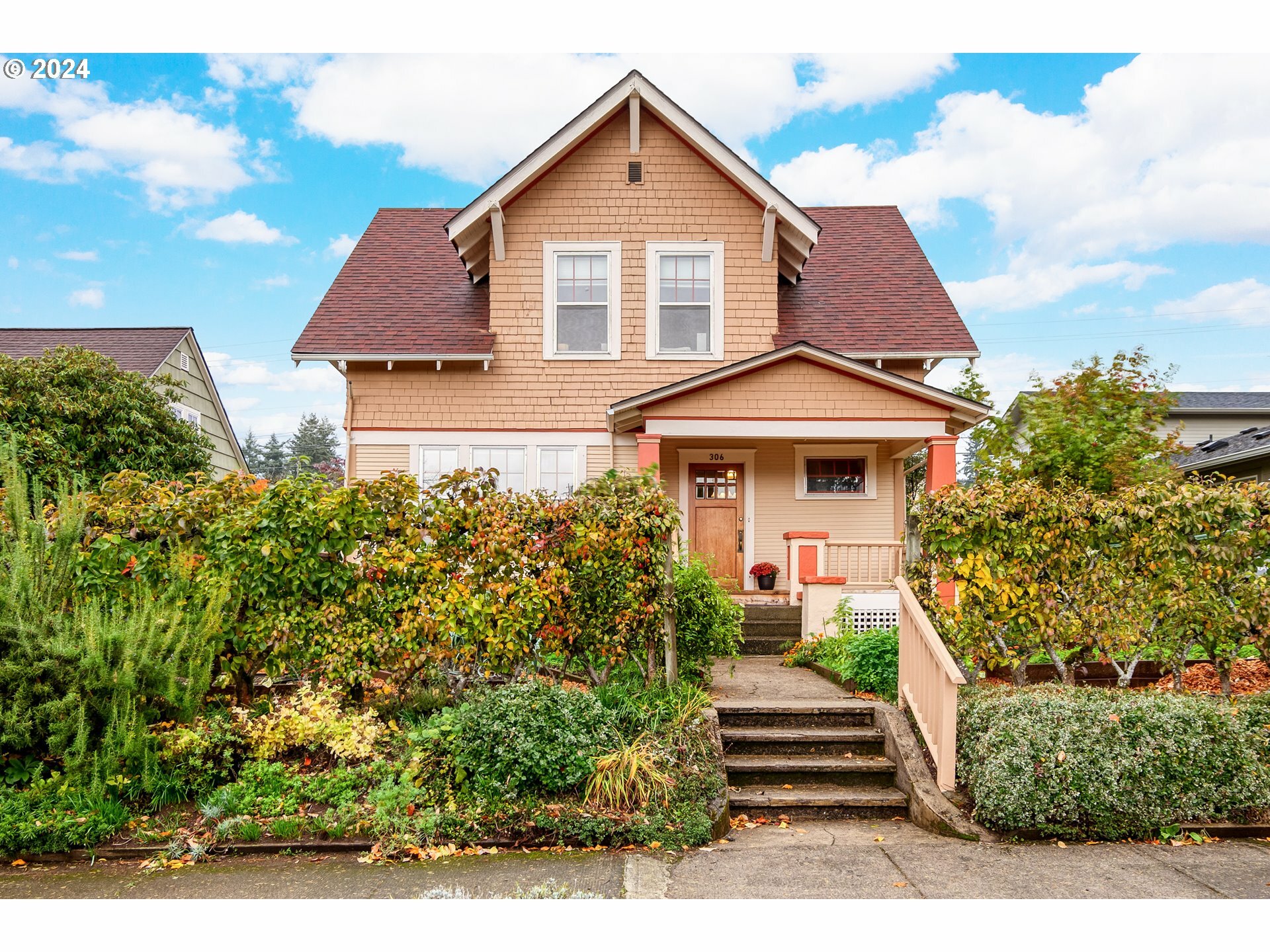 Property Photo:  306 W 29th St  WA 98660 