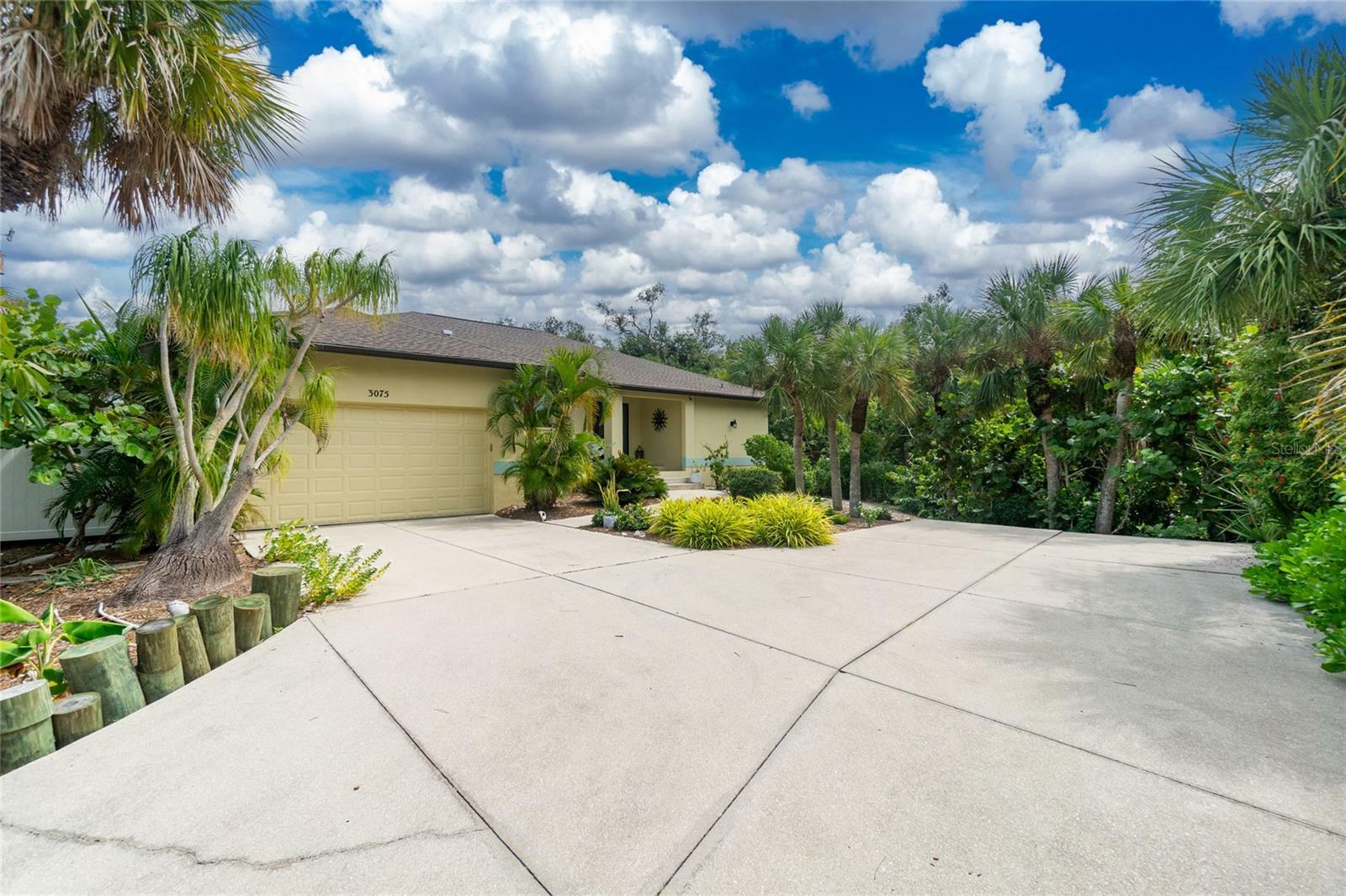 Property Photo:  3075 Bay Oaks Circle  FL 34223 