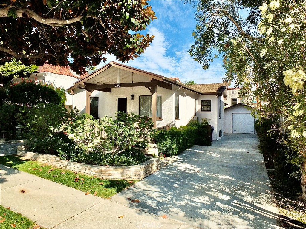 Property Photo:  220 Roycroft Avenue  CA 90803 